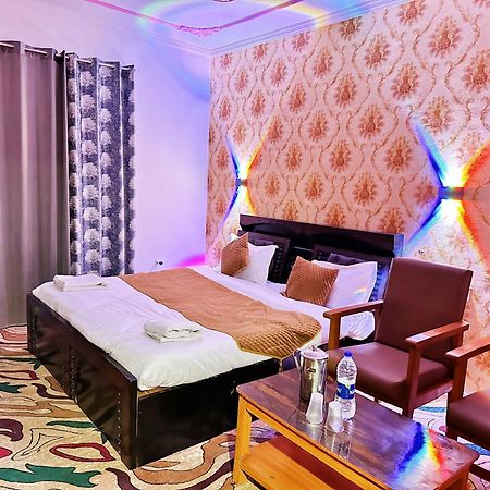Roseline Inn Srīnagar Zewnętrze zdjęcie
