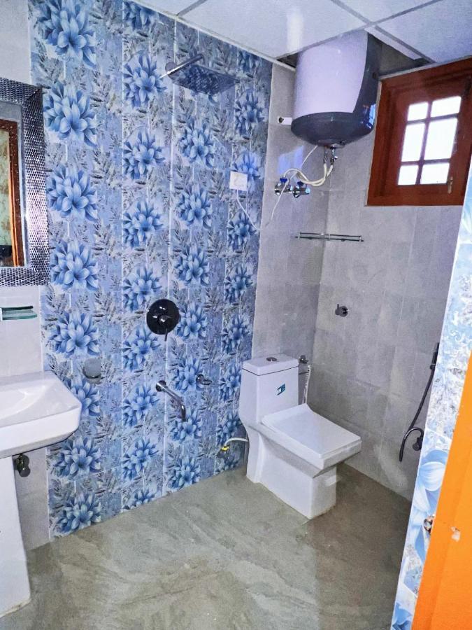 Roseline Inn Srīnagar Zewnętrze zdjęcie