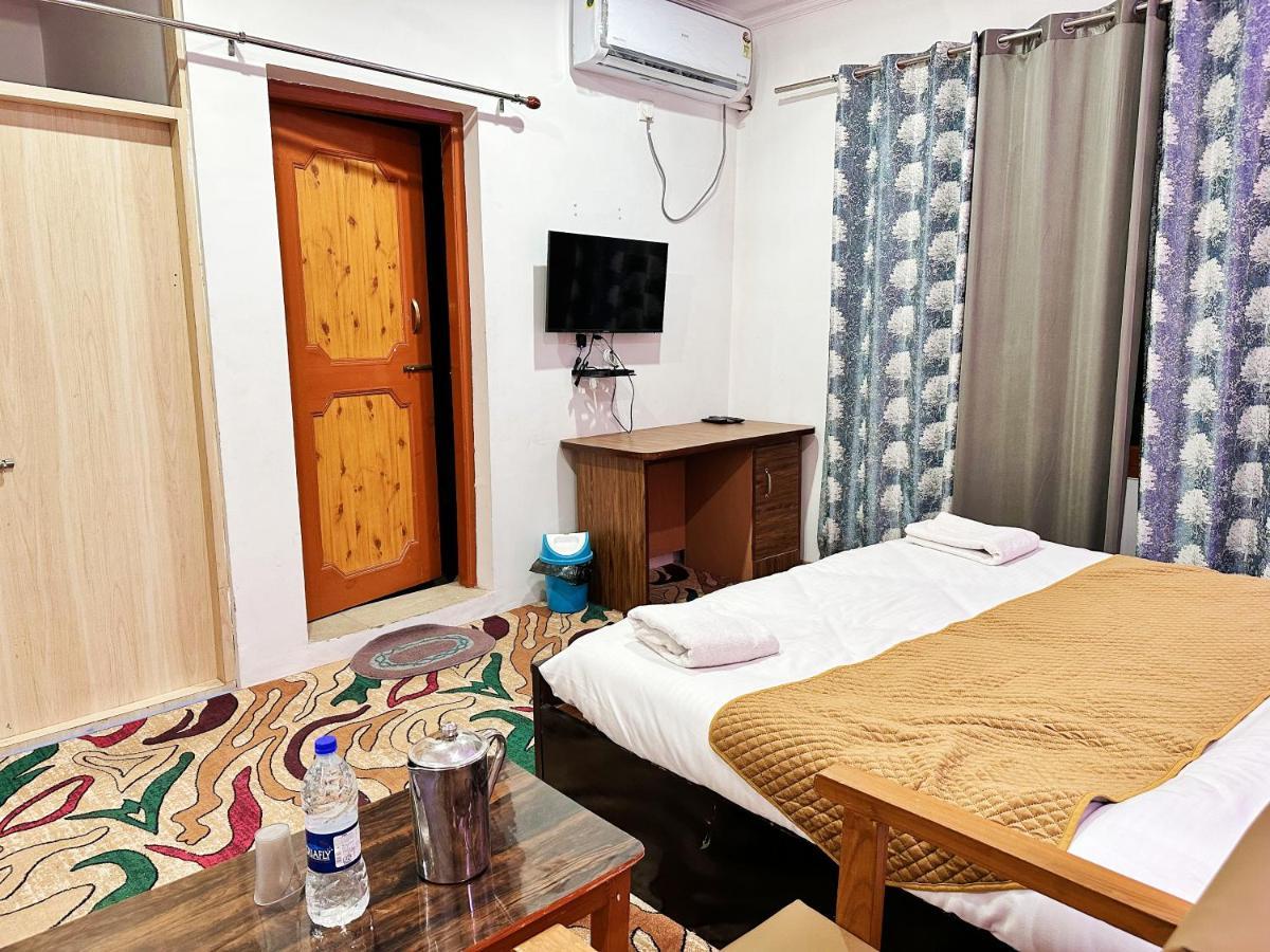 Roseline Inn Srīnagar Zewnętrze zdjęcie
