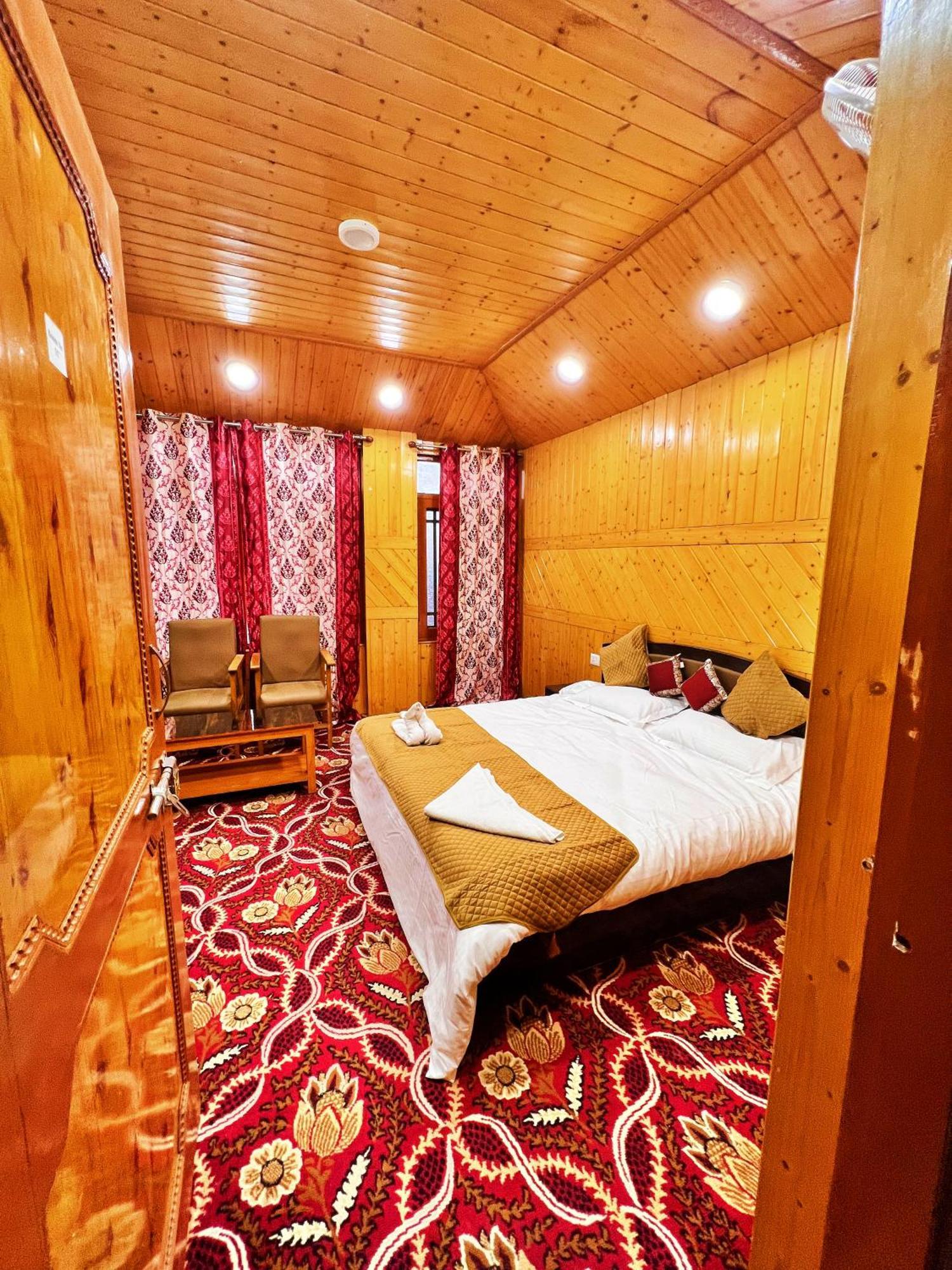 Roseline Inn Srīnagar Zewnętrze zdjęcie